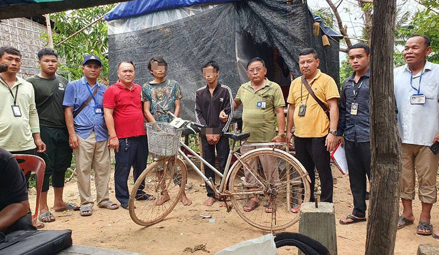 ទីបំផុត! ចាប់ខ្លួនបានហើយជនដៃដល់ចូលវាយប្លន់ស្ត្រីវ័យចំណាស់ដល់ក្នុងផ្ទះ នៅស្រុកពួក