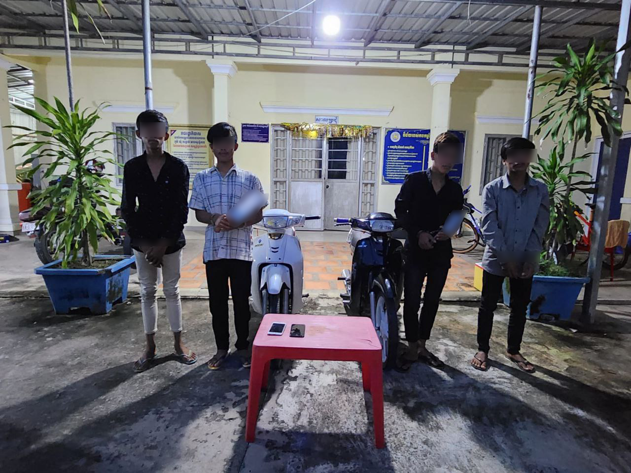 នគរបាលក្រុងស្វាយរៀងឃាត់ខ្លួនជនសង្ស័យ៤នាក់ក្នុងចំណោម៥នាក់ពាក់ព័ន្ធករណីហិង្សាកាប់ប្រហារនៅក្រុងស្វាយរៀង