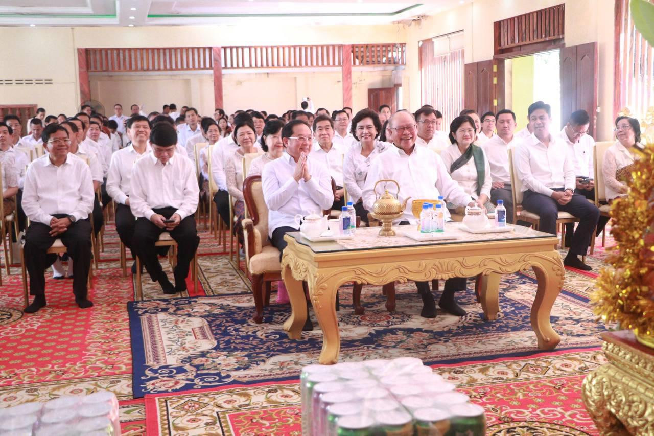 តំណាងរាស្ត្រមណ្ឌលភ្នំពេញ និងរដ្ឋមន្ត្រីក្រសួងសុខាភិបាល អញ្ជើញកាន់បិណ្ឌទី១១ នៅវត្តសំរោងអណ្តែត