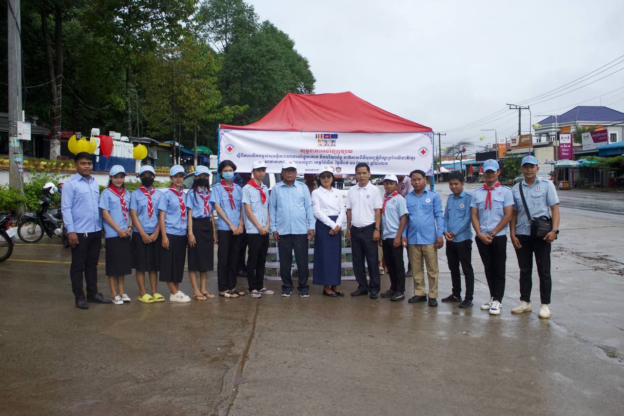 លោកជំទាវ អនុប្រធានអចិន្ត្រៃយ៍គណ:កម្មាធិការសាខាកាកបាទក្រហមកម្ពុជាខេត្តប៉ៃលិនដឹកនាំក្រុមការងារផ្សព្វផ្សាយលើកកម្ពស់សុវត្ថិភាពចរាចរណ៍ផ្លូវគោក