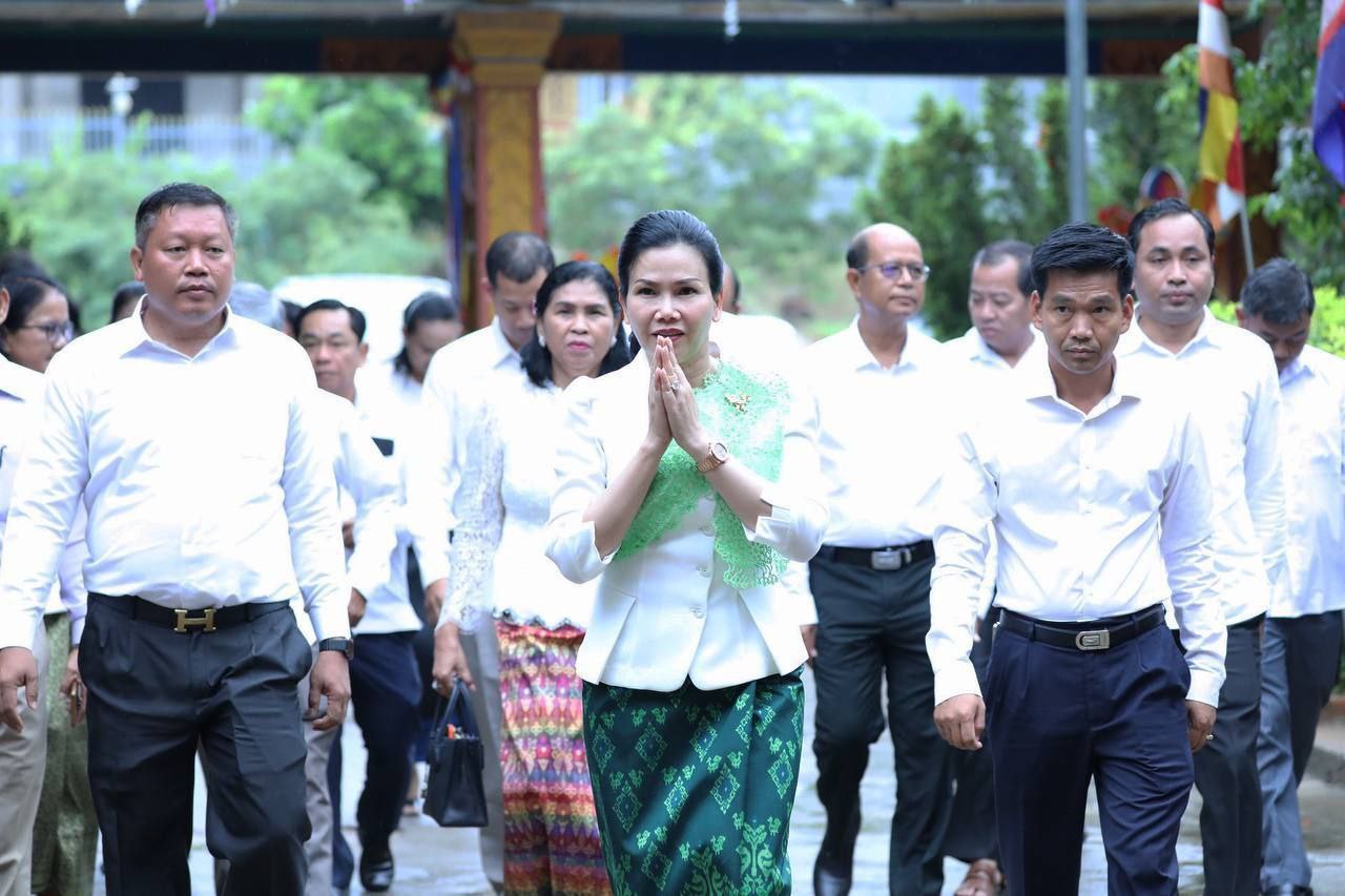 លោកជំទាវ បាន ស្រីមុំ អភិបាលនៃគណ:អភិបាលខេត្តប៉ៃលិននិងមន្ត្រីរាជការ បាននាំយកទេយ្យទាន និងចង្ហាន់បិណ្ឌបាត្រ ប្រគេនព្រះសង្ឃ ៣វត្តក្នុងក្នុងវេនបិណ្ឌភ្ជុំ ក្នុងក្រុងប៉ៃលិន