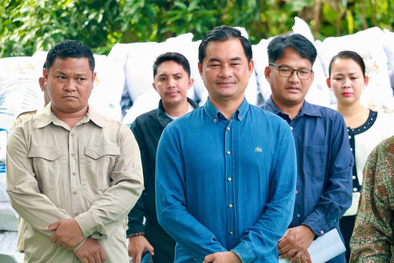 ពូជស្រូវជាង៣៤តោន ត្រូវបានអភិបាលខេត្តត្បូងឃ្មុំ ផ្តល់ជូនកសិករគោលដៅ ៣៤២គ្រួសារ ដែលខូចខាតដំណាំស្រូវដោយទឹកជំនន់ក្នុងស្រុកត្បូងឃ្មុំ