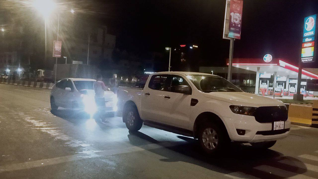 រថយន្ត Prius បើកបុករថយន្តFord Ranger ពីក្រោយបណ្ដាលឱ្យរងការខូចខាតនៅភ្លើងស្តុបស្ពានអាកាស៧មករា