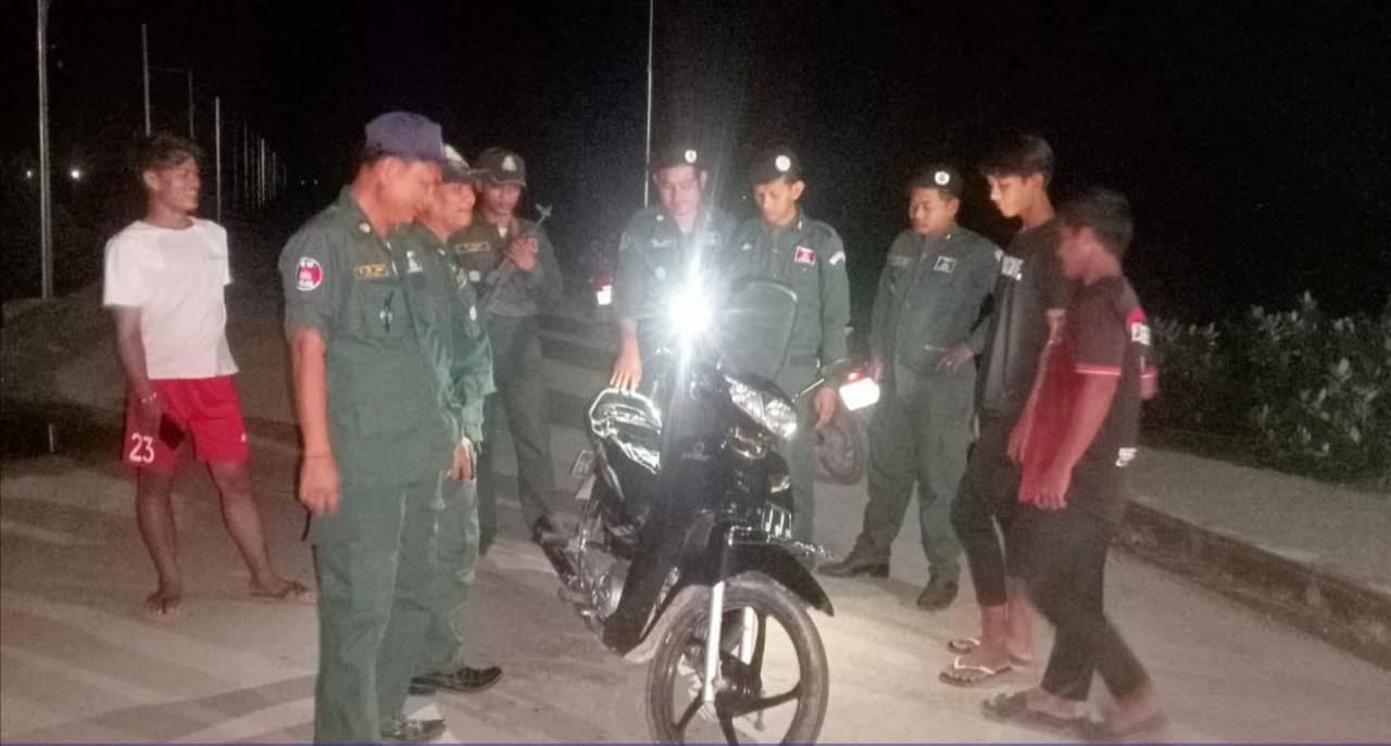 នគរបាលខេត្តកំពង់ឆ្នាំង ចុះត្រួតពិនិត្យអាវុធគ្រឿងផ្ទុះពេលយប់ តាមគោលដៅសំខាន់ៗក្នុងភូមិសាស្រ្ត