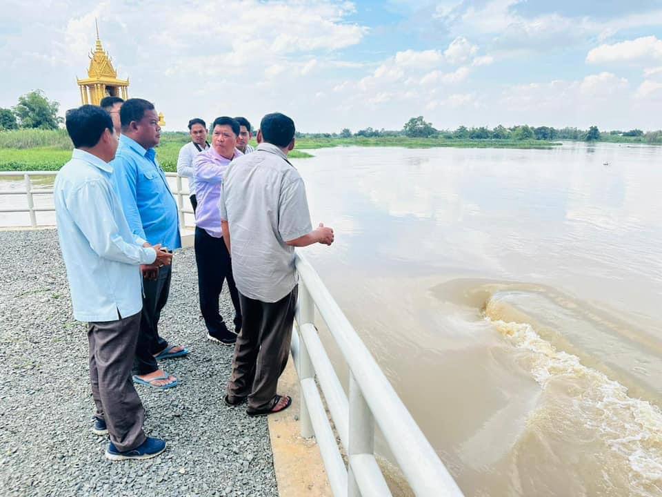 អាជ្ញាធរចម្រុះខេត្តកណ្ដាល បន្តចុះតាមដានពិនិត្យមើលស្ថានភាពជំនន់ទឹកភ្លៀងនៅទំនប់៧មករា ប្រឡាយលេខ៩៤ និងលេខ៩៦