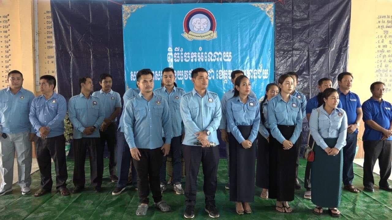 សហភាពសហព័ន្ធយុវជនកម្ពុជា នាំយកអំណោយចែកជូនប្រជាពលរដ្ឋរងគ្រោះដោយទឹកជំនន់ ដែលជួបការលំបាក២០០គ្រួសារ នៅក្រុងសិរីសោភ័ណ