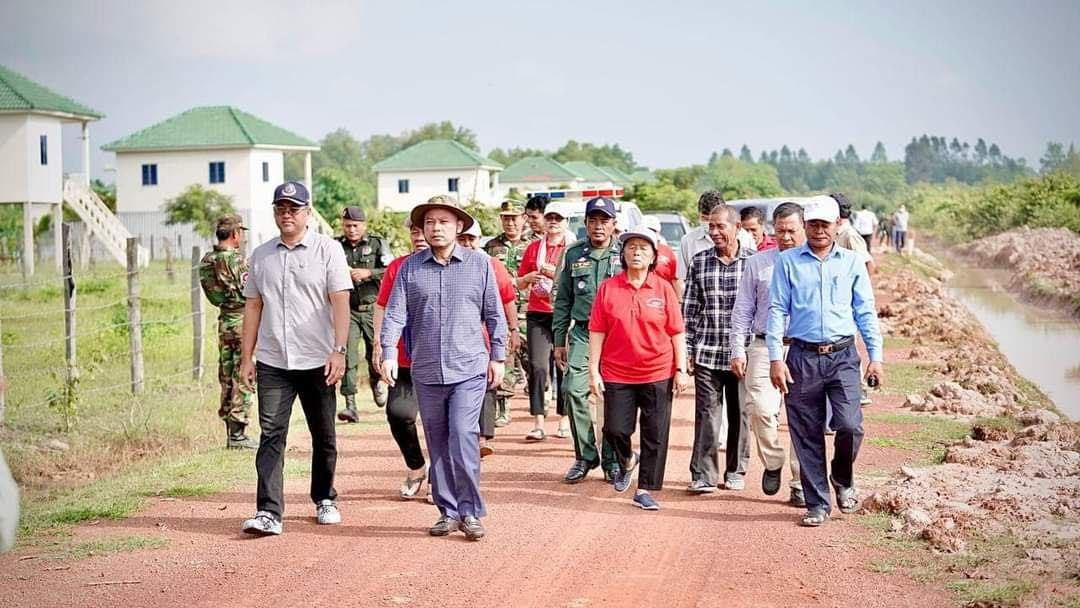 តំណាងរាស្ត្រមណ្ឌលស្វាយរៀង និងអភិបាលខេត្ត ចុះពិនិត្យវឌ្ឍនភាព នៃការជីកប្រឡាយ និងការរៀបចំដាក់ប្រពន្ធលូរំដោះទឹកជូនដល់អតីតយុទ្ធជន និវត្តន៍ជន៤០០គ្រួសារ នៅស្រុករមាសហែក
