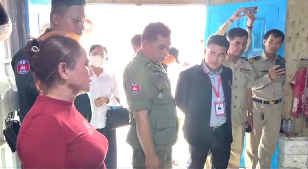 នារីៗត្រូវប្រុងប្រយ័ត្ន! សមត្ថកិច្ចនគរបាលប្រឆាំងបទល្មើសសេដ្ឋកិច្ចបង្ក្រាបទីតាំងផលិតឡេក្លែងក្លាយមួយកន្លែងរឹបអូរសារធាតុផ្សំជាង ២តោន នៅខេត្តស្វាយរៀង