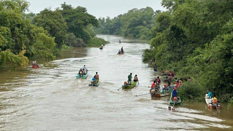 ក្មេងអាយុ៣ឆ្នាំ ធ្លាក់ពីលើទូកស្មាច់ចូលក្នុងស្ទឹង រកមិនទាន់ឃើញ ដោយសារឪពុក.. បានបើកក្នុងល្បឿនលឿន !