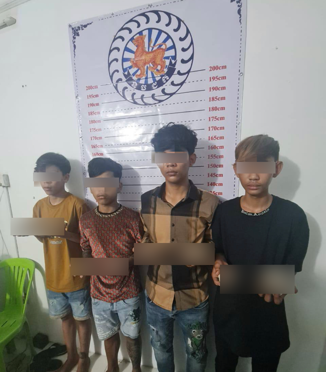 កម្លាំងជំនាញខណ្ឌឫស្សីកែវធ្វើការឃាត់ខ្លួនជនសង្ស័យ៤នាក់ករណីហិង្សាដោយចេតនាមានស្ថានទម្ងន់ទោស( យកដុំថ្មគប់ជនរងគ្រោះបណ្តាលឱ្យរបួសធ្ងន់ )