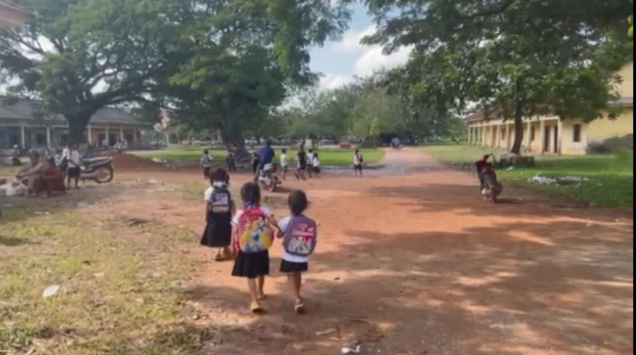 មាតាបិតាសិស្សានុសិស្សរិះគន់លោកនាយកសាលាបឋមសិក្សា «កំពង់ត្រាច» ដោយបរិស្ថានជុំវិញក្លាយជាកន្លែងចិញ្ចឹមមូសខ្លា ប៉ុន្តែប្រធានការិយាល័យអប់រំអះអាងថា «សាលាគាត់ស្អាតអត់មានព្រៃ និងសៅទេ»