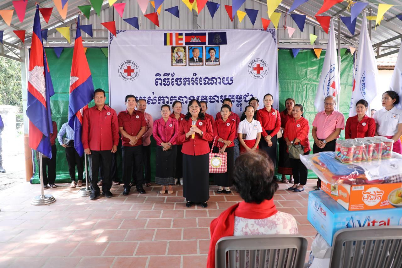 ប្រជាពលរដ្ឋរងគ្រោះដោយជំនន់ទឹកភ្លៀង ចំនួន ១៦២គ្រួសារ នៅខណ្ឌកំបូល រាជធានីភ្នំពេញ បានទទួលអំណោយមនុស្សធម៌ ពីកាកបាទក្រហមកម្ពុជា