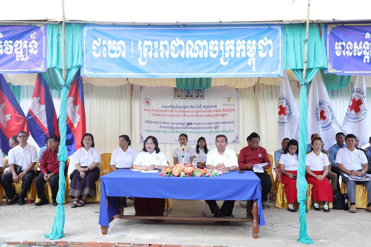កាកបាទក្រហមកម្ពុជា និងក្រុមការងារឥស្សរជនឆ្នើមថ្នាក់ជាតិ ចុះអប់រំសុខភាព និងផ្ដល់អំណោយដល់ពលរដ្ឋងាយរងគ្រោះបំផុត នៅខេត្ដតាកែវ