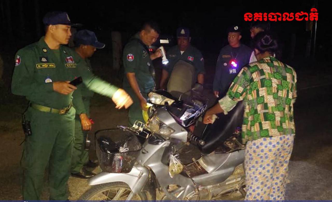 នគរបាលខេត្តកំពង់ឆ្នាំង ចុះត្រួតពិនិត្យអាវុធគ្រឿងផ្ទុះពេលយប់ តាមគោលដៅសំខាន់ៗក្នុងភូមិសាស្រ្ត