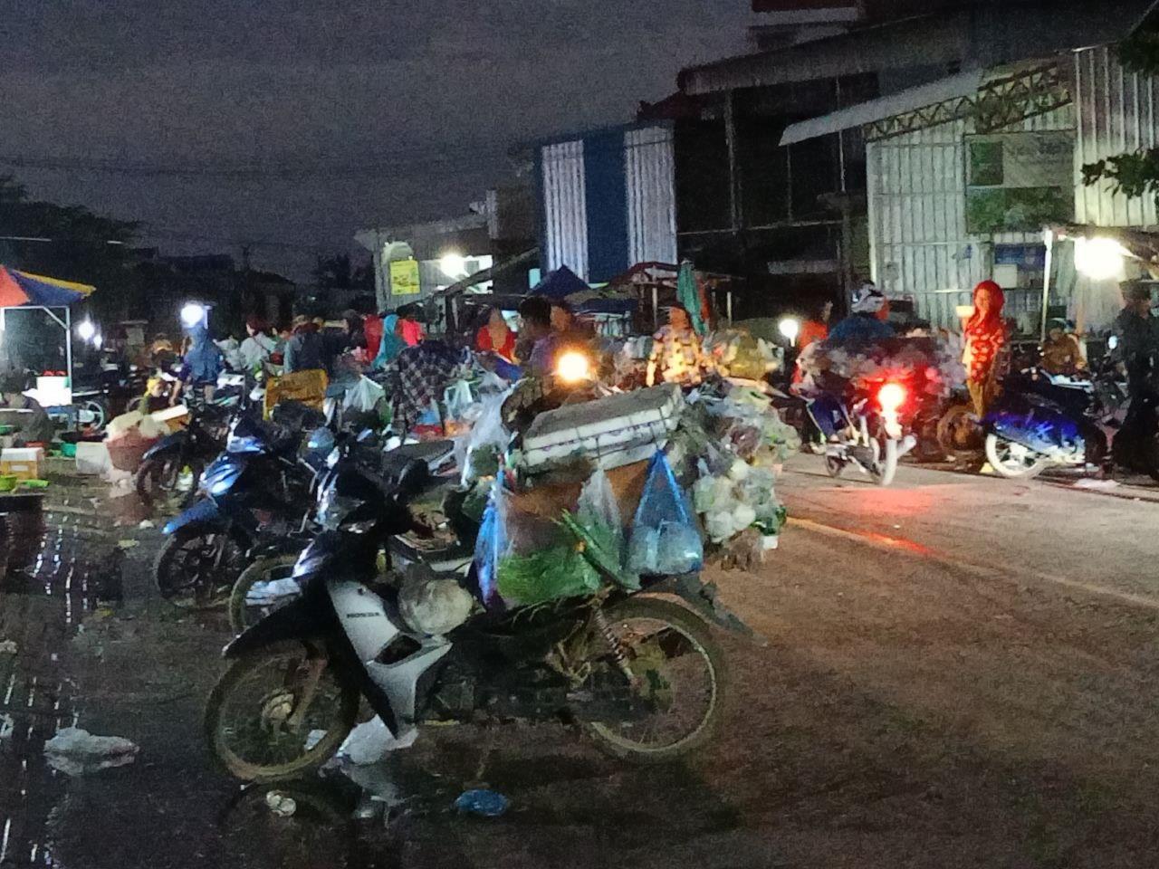 ពលរដ្ឋស្នើរអាជ្ញាធរស្រុកឆ្លូង ត្រួតពិនិត្យផ្សារឯកជននៅភូមិពង្រ១ ឃុំពង្រ ក្រោយយកផ្លូវខេត្តលេខ៣៧១ លក់ដូរសាងទំនិញយ៉ាងអនាធិបតេយ្យ បណ្ដាលឲ្យស្ទះចរាចរណ៍