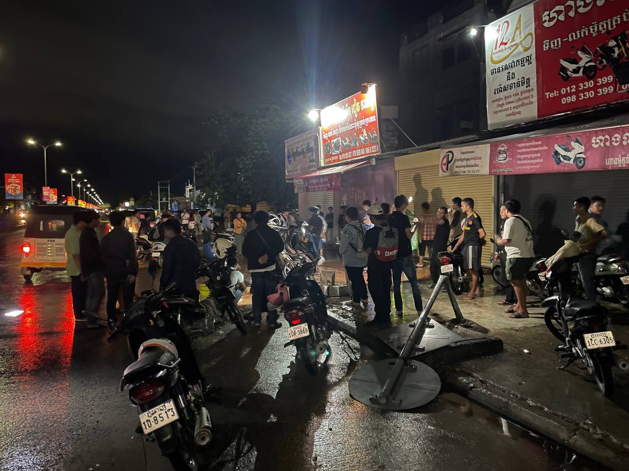 រថយន្តមួយគ្រឿងបានបើកបុកម៉ូតូសណ្តោងរ៉ឺម៉ក បណ្តាលឲ្យប្តីប្រពន្ធស្លាប់ភ្លាមៗ រីឯរថយន្តបើកគេចខ្លួនបាត់
