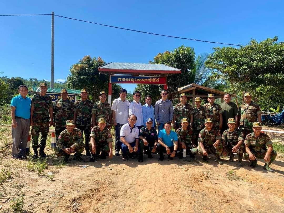 ប្រធានមន្ទីរសុខាភិបាលខេត្តព្រះវិហារ ចុះអប់រំផ្សព្វផ្សាយដល់នាយ និងពលទាហានឈរជើងតាមបន្ទាត់ព្រំដែន កម្ពុជា ថៃ ឡាវ ឲ្យការពារពីជំងឺគ្រុនចាញ់