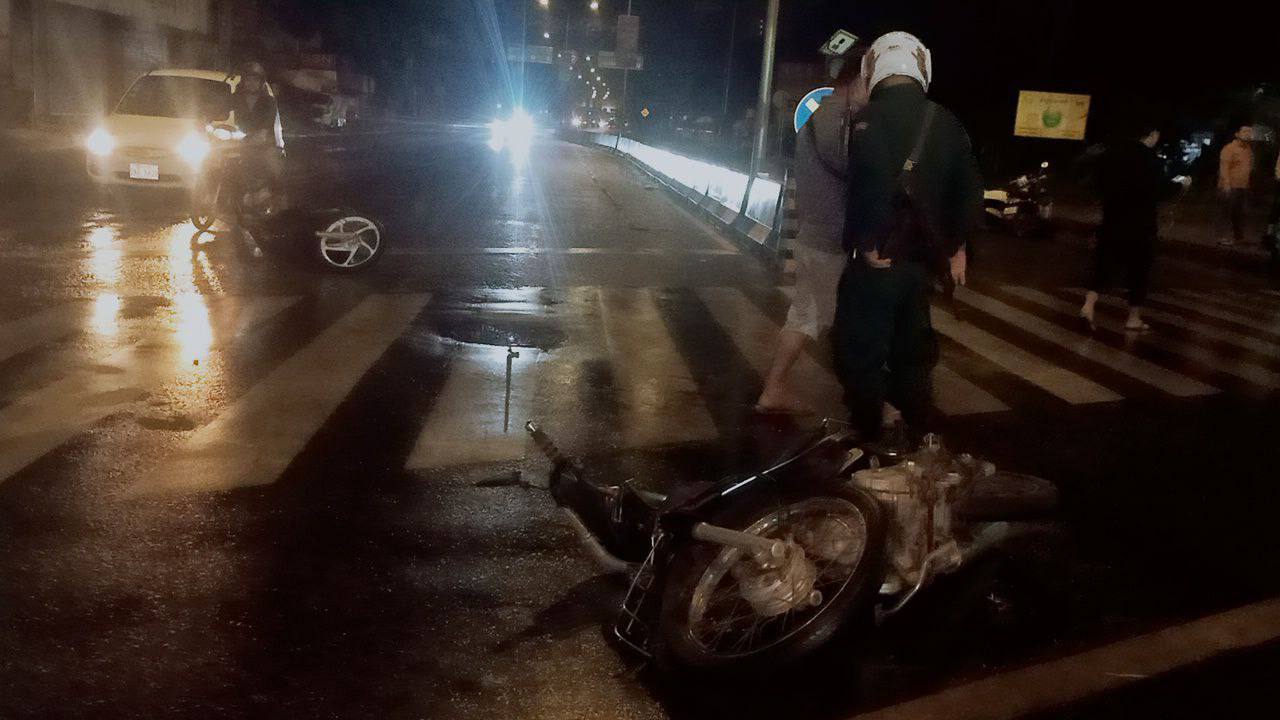 ឧបទ្ទេវហេតុរវាងម៉ូតូនិងម៉ូតូ០២គ្រឿងបុកគ្នានៅក្រោមស្ពានអាកាស ៧មករា បណ្ដាលឱ្យរងរបួសទាំងសងខាង