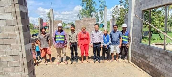 រដ្ឋបាលខេត្តកែបបានសហការជាមួយគម្រោងរបស់ក្រសួងបរិស្ថានUN-HABITHA សាងសង់ផ្ទះ ៤ ខ្នងជូនពលរដ្ខក្រីក្រប្រភេទ(១)៤គ្រួសារ សម្រេចបានលទ្ធផលបាន៤០ភាគរយហើយ