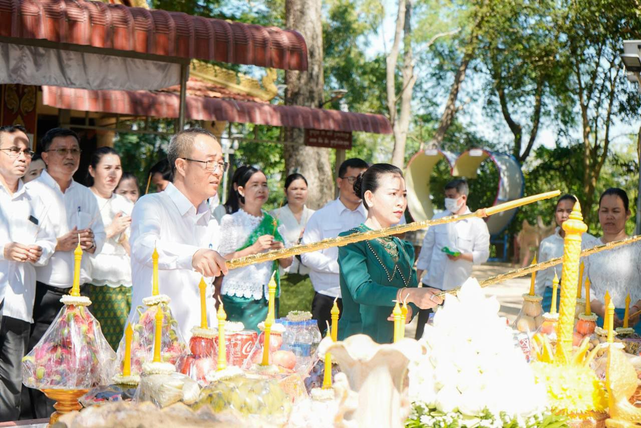 រដ្ឋបាលខេត្តព្រៃវែង រៀបចំពីធីបូងសួងសុំសេក្តីសុខចម្រើនក្នុងឱកាសប្រារព្ធពិធីប្រណាំងទូក ង នៅថ្ងៃទី ២៨ -២៩ ខែតុលា ឆ្នាំ២០២៣ នេះ