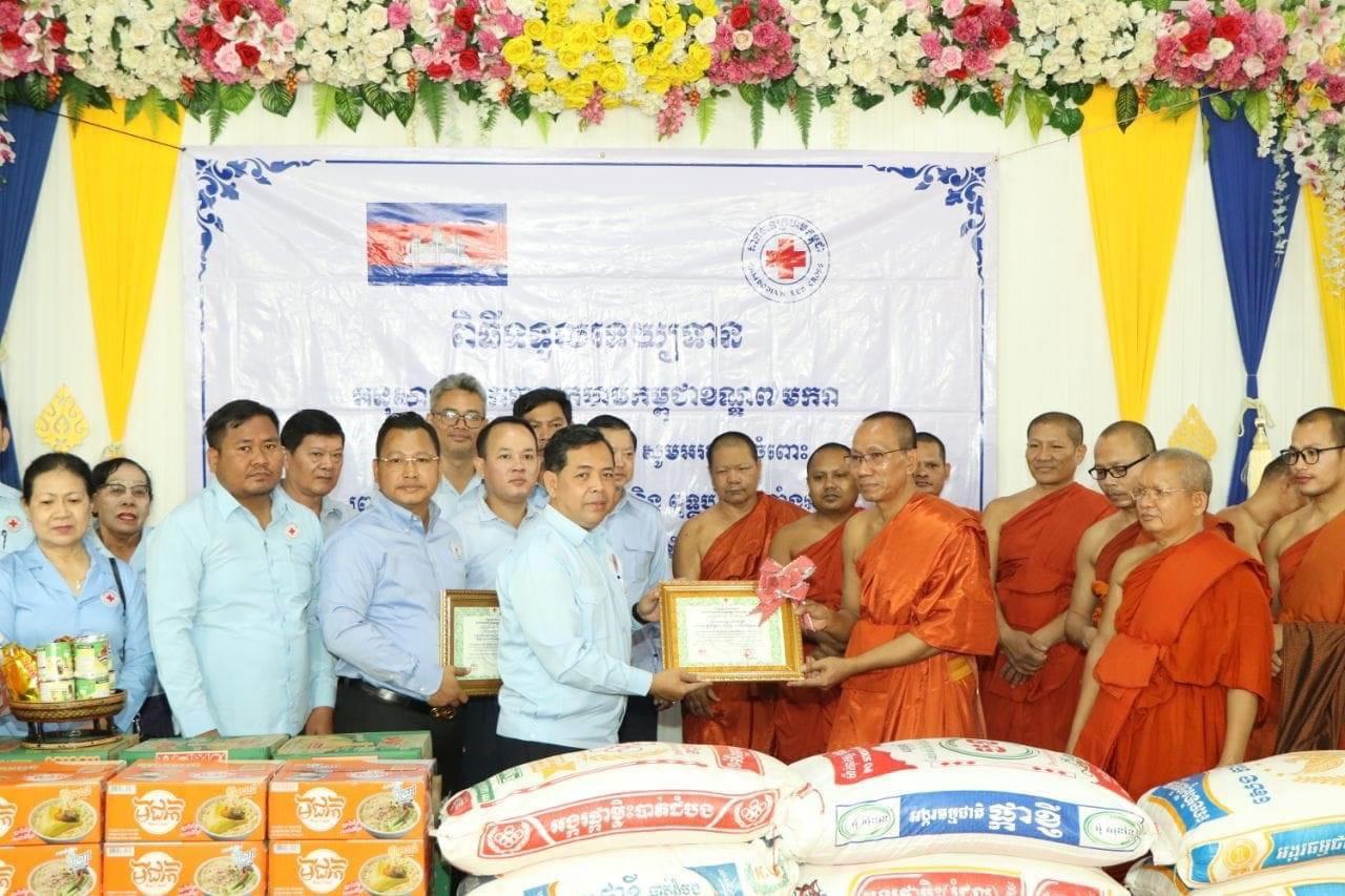 អាជ្ញាធរខណ្ឌ៧មករា ទទួលទេយ្យទាន និងថវិការឧបត្ថម្ភពីចៅអធិការវត្ត ដើម្បីយកទៅប្រើប្រាស់បន្តក្នុងការមនុស្សធម៌