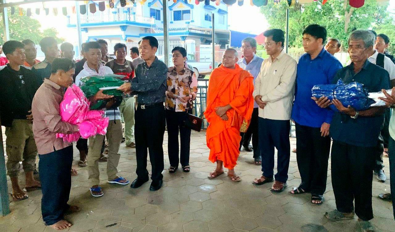 ឧកញ៉ា គុយ លាងគី និងលោកស្រី ឃួន ឃុនឌី បន្តឧបត្ថម្ភដល់ទូកចំនួន៤ ក្នុងស្រុកកំពង់ស្វាយ ខេត្តកំពង់ធំ