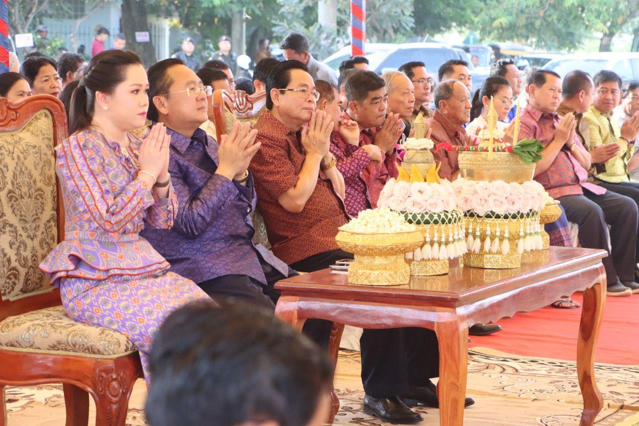 នៅថ្ងៃនេះរដ្ឋបាលខេត្តបាត់ដំបង រៀបចំពិធីប្រណាំងទូករយៈពេល២ថ្ងៃ, ថ្នាក់ដឹកនាំខេត្ត រៀបចំពីធីបួងសួងសុំសេក្តីសុខចម្រើន
