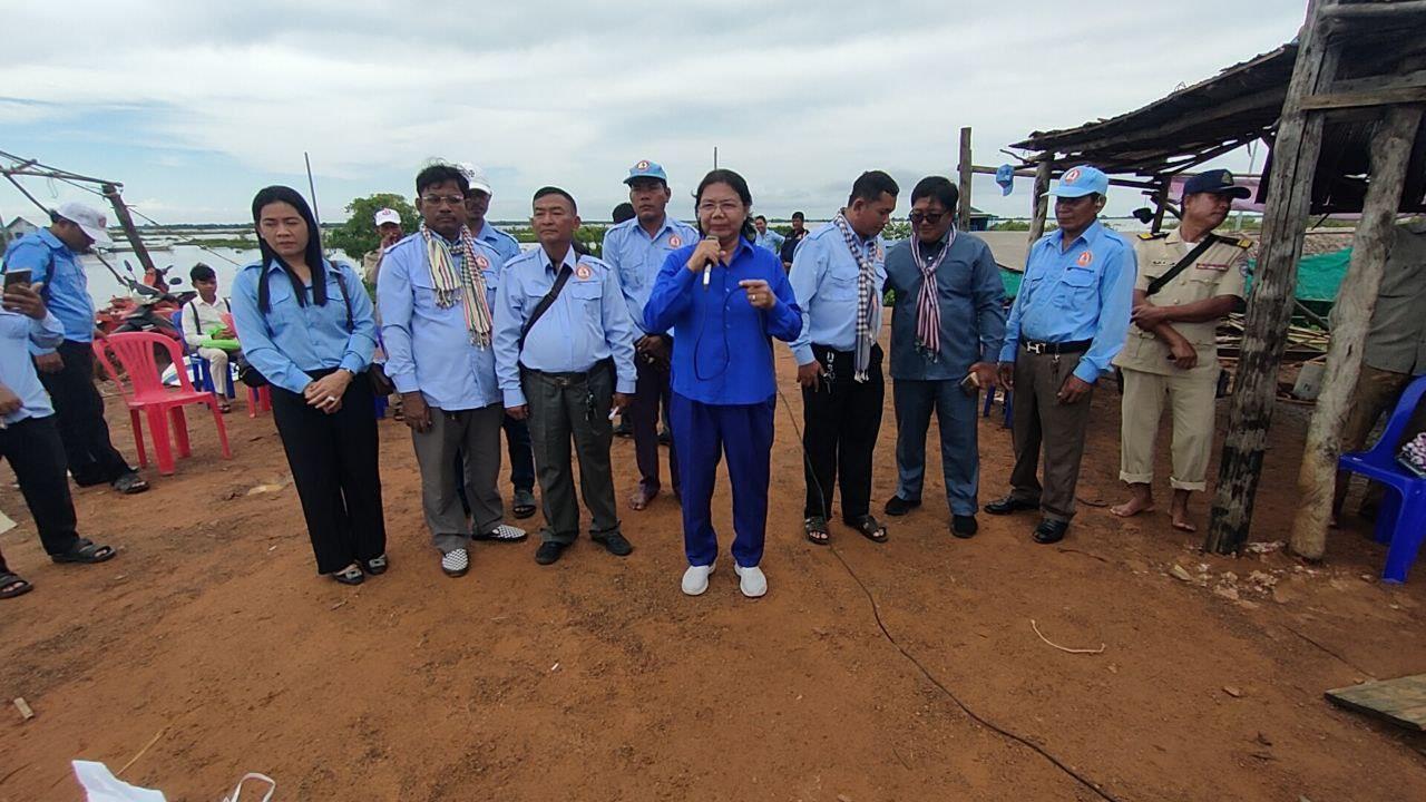 តំណាងរាស្ត្រមណ្ឌលកំពង់ឆ្នាំង នាំយកអំណោយផ្ដល់ជូនពលរដ្ឋរង គ្រោះដោយទឹកជំនន់១៩គ្រួសារ នៅក្នុងឃុំផ្លូវទូក ស្រុកកំពង់លែង