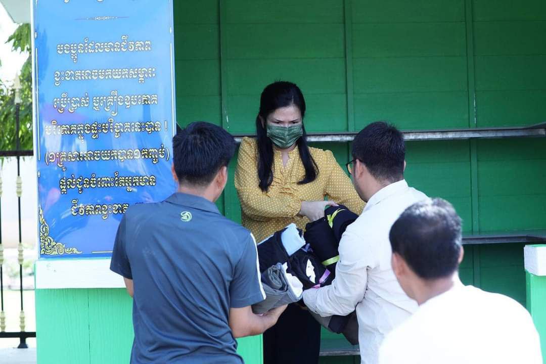 លោកជំទាវ បាន ស្រីមុំ ប្រធានគណ:កម្មការសាខាកាកបាទក្រហមកម្ពុជាខេត្តប៉ៃលិនបានយកសំលៀកបំពាក់,គ្រឿងបរិភោគនិងថវិកា យកមកដាក់ក្នុងផ្ទះបរិច្ចាគ