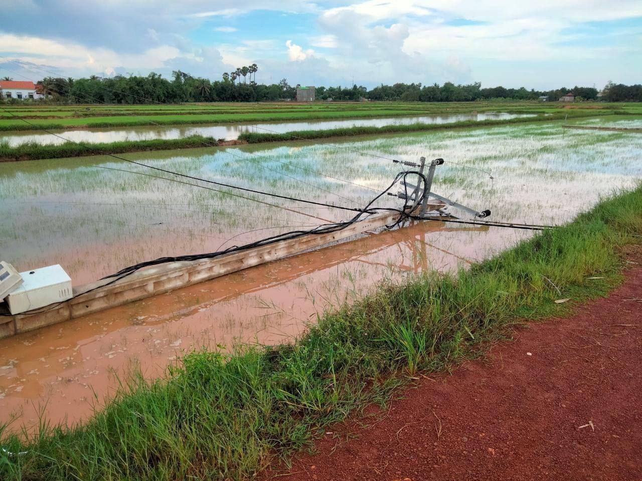 គ្រោះធម្មជាតិ បំផ្លាញបង្គោលភ្លើង ជាង១០ដើមបានរលំនិងផ្ទះ២០ខ្នង រងផលប៉ះពាល់