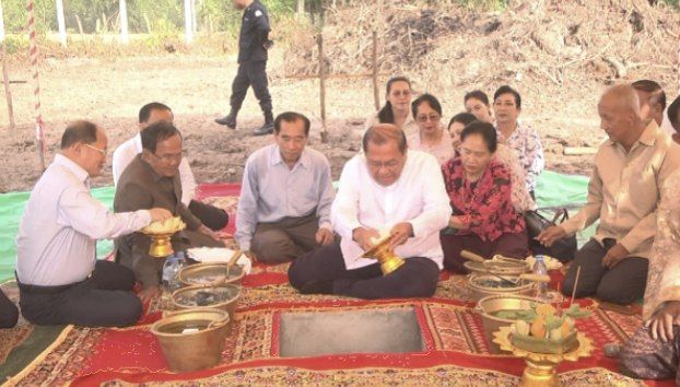 ឯកឧត្តម ប៉ែន ស៊ីម៉ន អ្នកតំណាងរាស្ត្រមណ្ឌលកំពតនិងជាប្រធានគណៈកម្មាធិការទី ១០ នៃរដ្ឋសភា បានអញ្ជើញបញ្ចុះបឋមសីលាសាងសង់អគារសិក្សានិងជួបសំណេះសំណាលចែករំលែកបទពិសោធជូនសិស្សថ្នាក់ទី១២ក្នុងខេត្តកំពត
