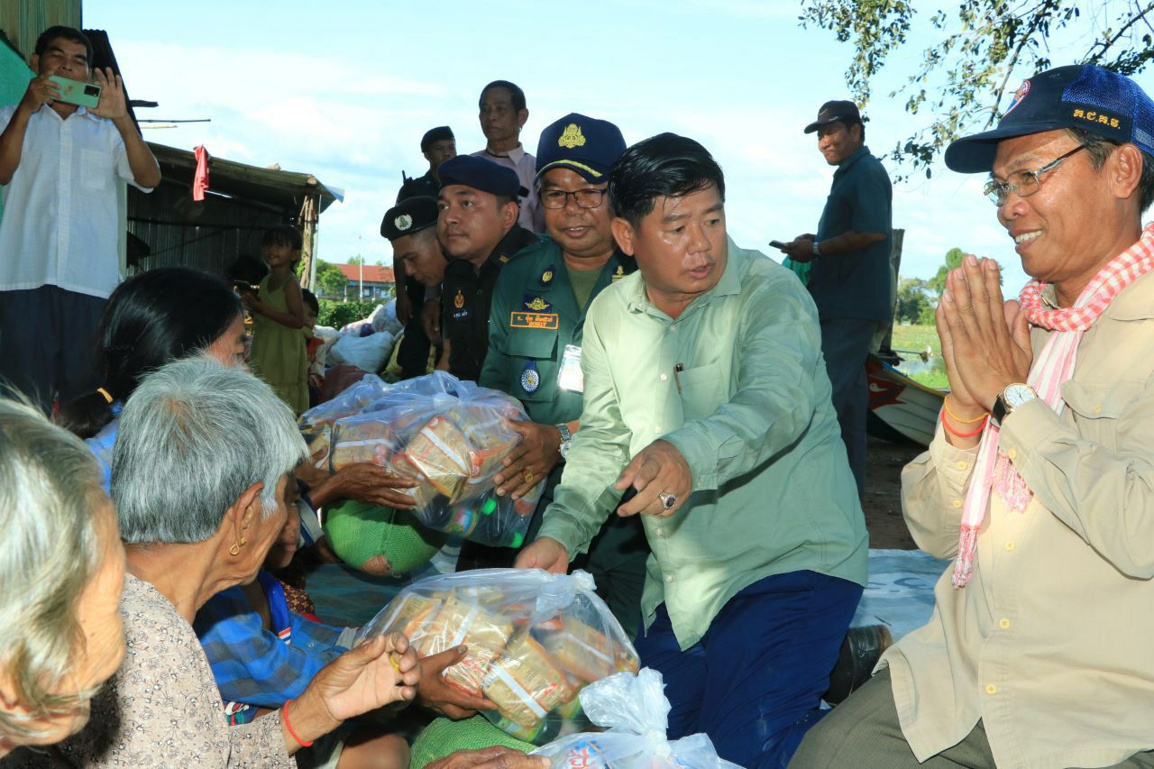 ពលរដ្ឋ៦០គ្រួសារលើផ្ទៃអាងត្រពាំងថ្ម តំបន់ដាច់ស្រយាលទទួលគ្រឿងឧបភោគបរិភោគពីលោក អ៊ុំ រាត្រី និងលោកស្រីជាភរិយា