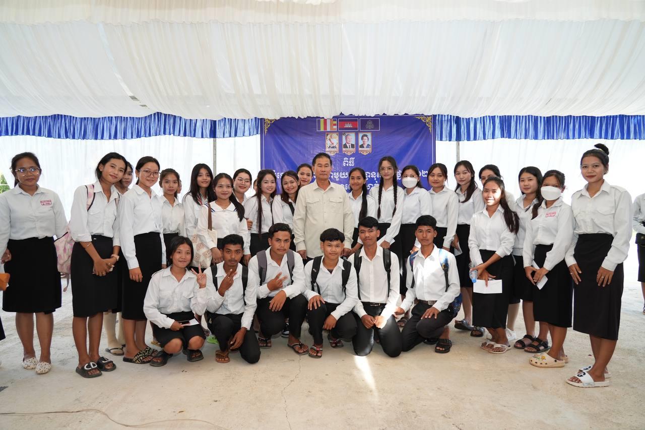 អភិបាលខេត្តពោធិ៍សាត់ ជួបសំណេះសំណាលជាមួយសិស្សានុសិស្ស ថ្នាក់ទី១២ នៃវិទ្យាល័យពោធិ៍សាត់ និងវិទ្យាល័យ ហ៊ុន សែន ទាចំរ៉ាត់ ដែលត្រៀមប្រឡងសញ្ញាបត្រទុតិយភូមិ