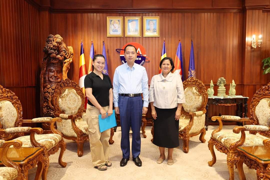 រដ្ឋមន្ត្រីក្រសួងព័ត៌មាន ជួបជាមួយកូនស្រី និងចៅស្រីរបស់សមមិត្ត កែវ ចិន្តា ជាម្ចាស់ស្នាដៃនិពន្ធទំនុកច្រៀងបទចម្រៀងប្រវត្តិសាស្ត្រ «ឱភ្នំពេញអើយ» ដើម្បីសម្របសម្រួល និងដោះស្រាតបញ្ហាលើករណីរំលោភបំពានសិទ្ធិសីលធម៌អ្នកនិពន្ធ