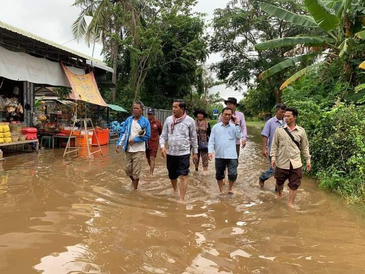 មន្ត្រីជំនាញបើកទ្វារទឹកអាងកំពីងពួយបញ្ជៀសការជន់លិចផ្ទះពលរដ្ឋនៅប៉ែកខាងលើ