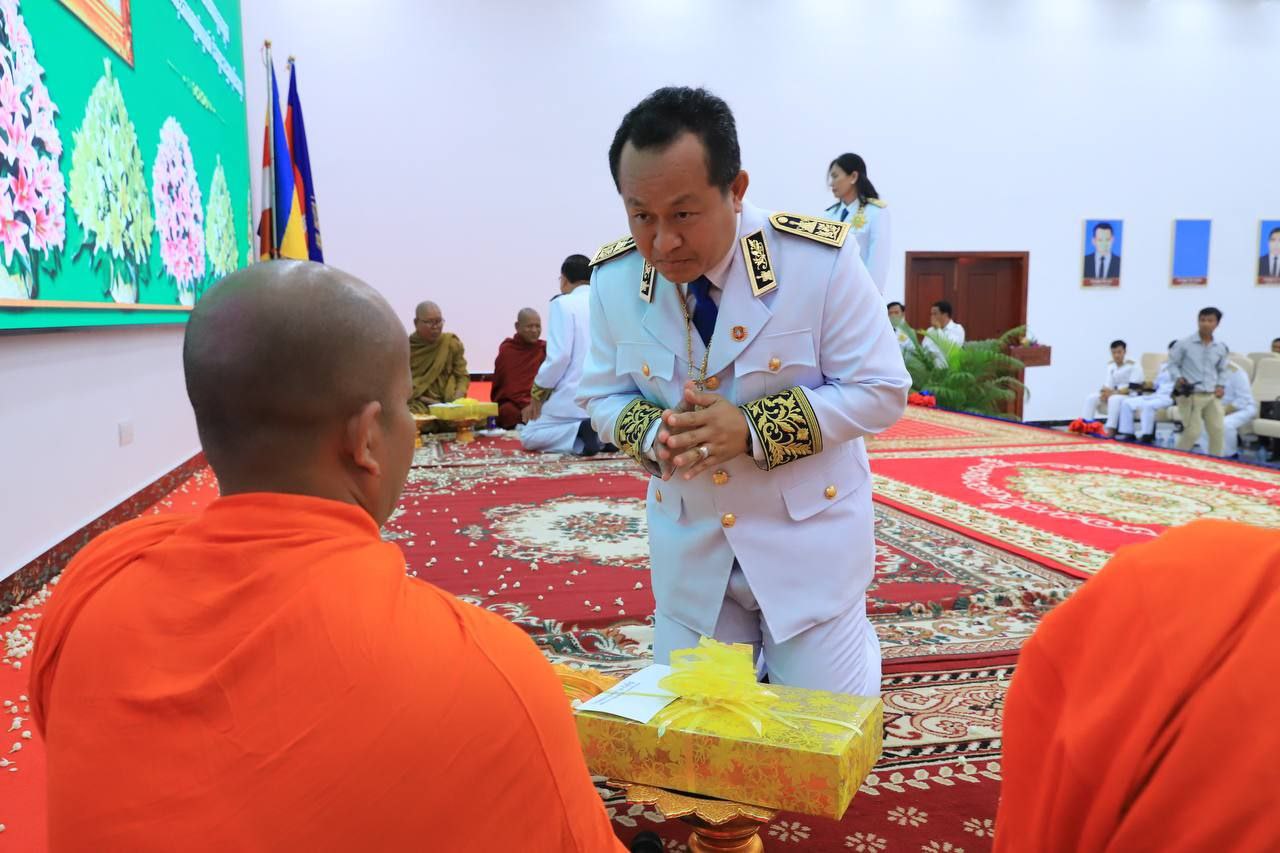 រដ្ឋបាលខេត្តកែបបានប្រារព្ធពិធីបុណ្យខួបលើកទី១៩ នៃការយាងឡើងគ្រងព្រះបរមរាជ្យសម្បត្តិរបស់ ព្រះករុណា ព្រះបាទសម្តេច ព្រះបរមនាថ នរោត្តម សីហមុនី ព្រះមហាក្សត្រ នៃព្រះរាជាណាចក្រកម្ពុជា
