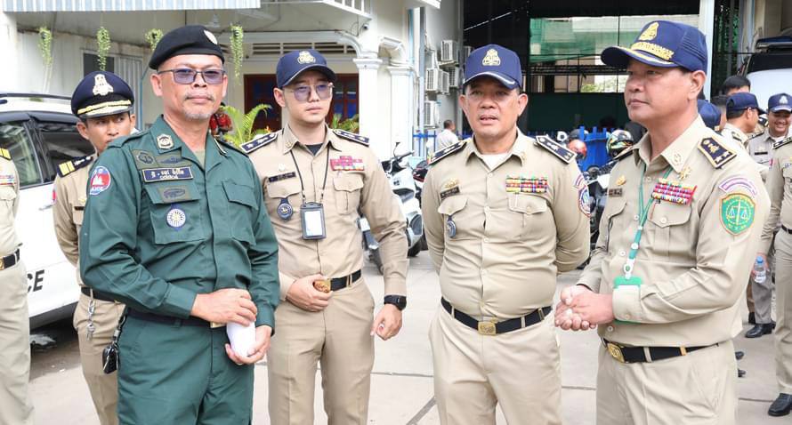 ឧត្តមសេនីយ៍ឯក លន់ សុផាត ចុះពិនិត្យកងកម្លាំងទាំង៦ផែន ហ្វឹកហាត់សមរួមគ្នា ត្រៀមចូលរួមអបអរសាទរខួបអនុស្សាវរីយ៍លើកទី៧០ នៃទិវាបុណ្យឯករាជ្យជាតិ ៩វិច្ឆិកា និងទិវាកំណើត នៃកងយោធពលខេមរភូមិន្ទ