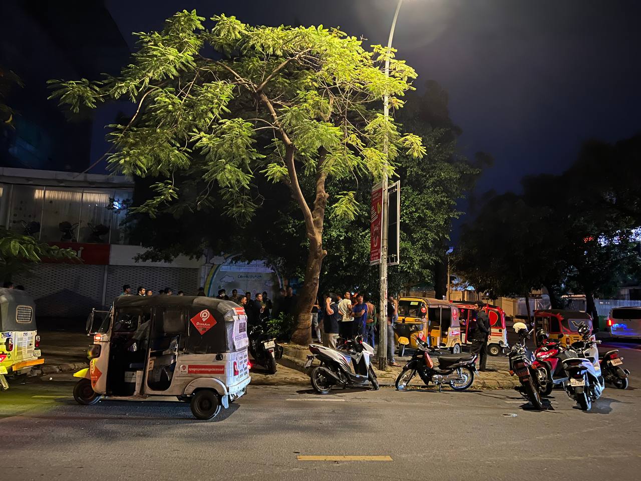 មន្ត្រីអាវុធហត្ថខណ្ឌចំការមនម្នាក់ត្រូវរថយន្តបុកស្លាប់យ៉ាងរន្ធត់ ខណៈនារីម្នាក់ទៀតរងរបួសធ្ងន់