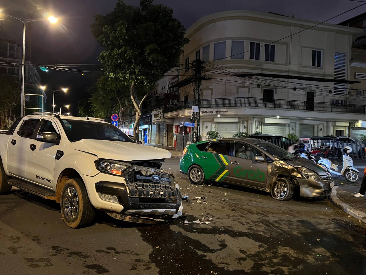 រថយន្ត Ford បុករថយន្ត Prius នៅផ្លូវភ្លោះផ្សារថ្មី រងការខូចខាតយ៉ាងដំណំទាំងពីរគ្រឿង