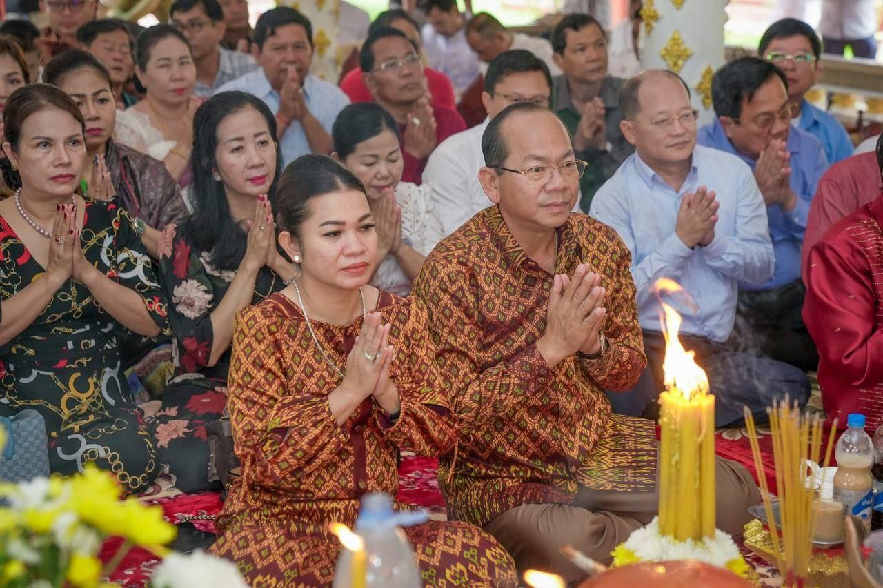 លោក ម៉ៅ ធនិន អញ្ជើញបួងសួងសុំសេចក្តីសុខចម្រើនពីអ្នកតាឃ្លាំងមឿង នៅខេត្តពោធិ៍សាត់