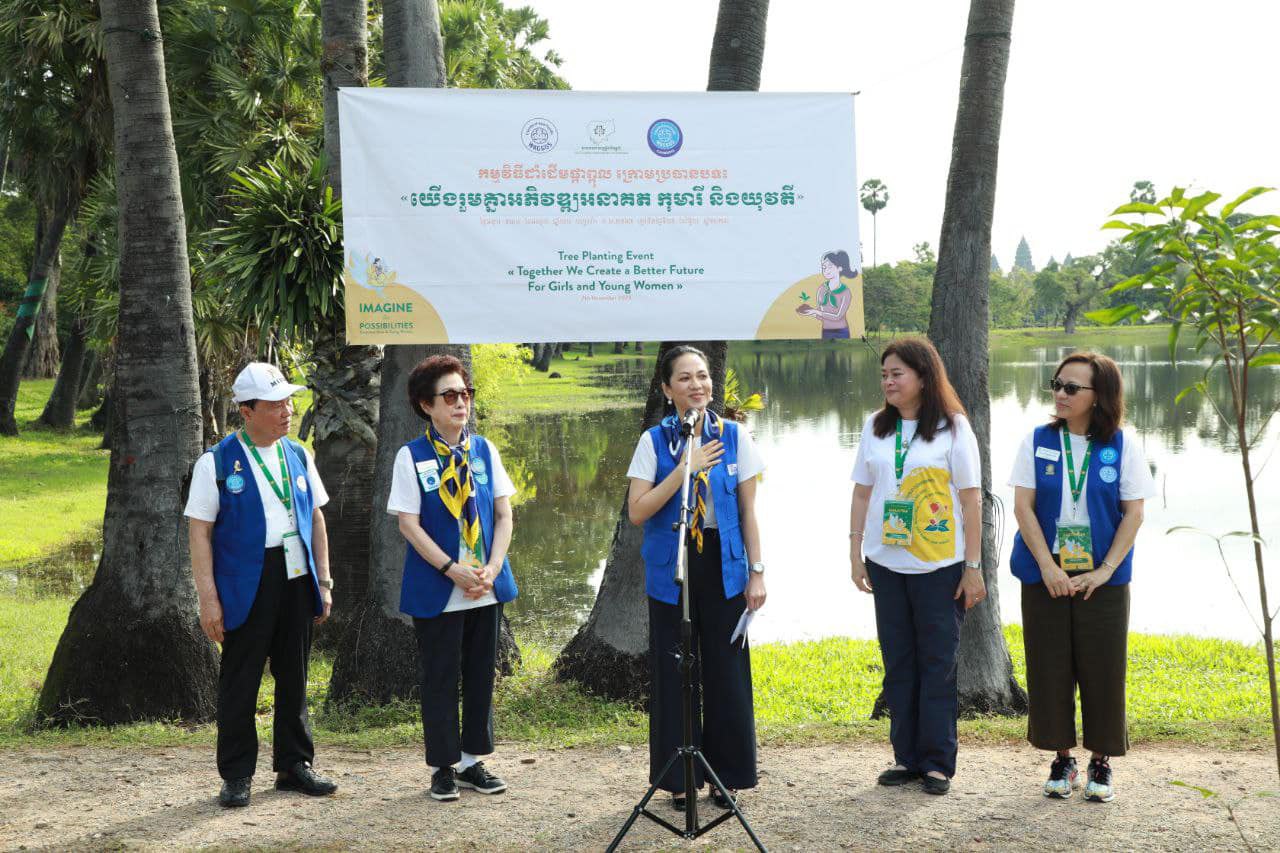 លោកជំទាវទី១នៃកម្ពុជា ដឹកនាំក្រុមមិត្តកាយឫទ្ធិនារី តំបន់អាស៊ីប៉ាស៊ីហ្វិក រួមគ្នាដាំដើមឈើខាងលិចប្រាសាទអង្គរវត្ត