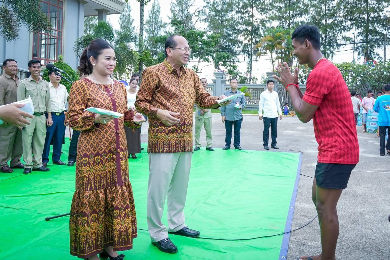 ប្រធានក្រុមប្រឹក្សាខេត្ត និងអភិបាលខេត្តកំពត ជួបសំណេះសំណាល និងនាំអំណោយចែកជូនកីឡាករទូក (ង) ជាការលើកទឹកចិត្ត ដែលនឹងចូលរួមប្រកួត នាថ្ងៃទី១០ និងទី១១ ខែវិច្ឆិកាខាងមុខ