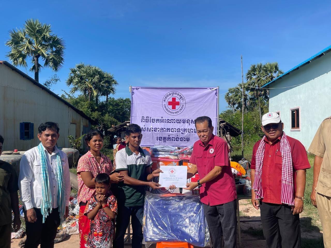 ជនរងគ្រោះដោយអគ្គិភ័យ ១គ្រួសារ នៅថ្មកែវ ឃុំត្រប់ ស្រុកបាធាយ ទទួលបានអំណោយពីកាកបាទក្រហមកម្ពុជា