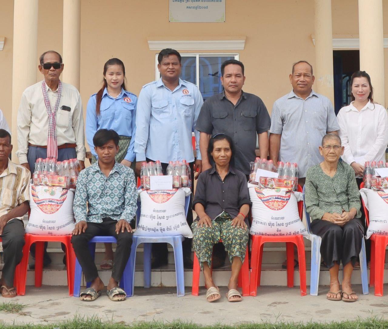 អភិបាលស្រុក និងអនុប្រធានក្រុមយុវជនគណបក្សខេត្តកំពង់ឆ្នាំង នាំយកអំណោយ និងថវិការបស់អភិបាលខេត្ត ផ្ដល់ជូនពលរដ្ឋ១០គ្រួសារមានជីវភាពខ្វះខាតនៅឃុំដារ ស្រុកកំពង់លែង