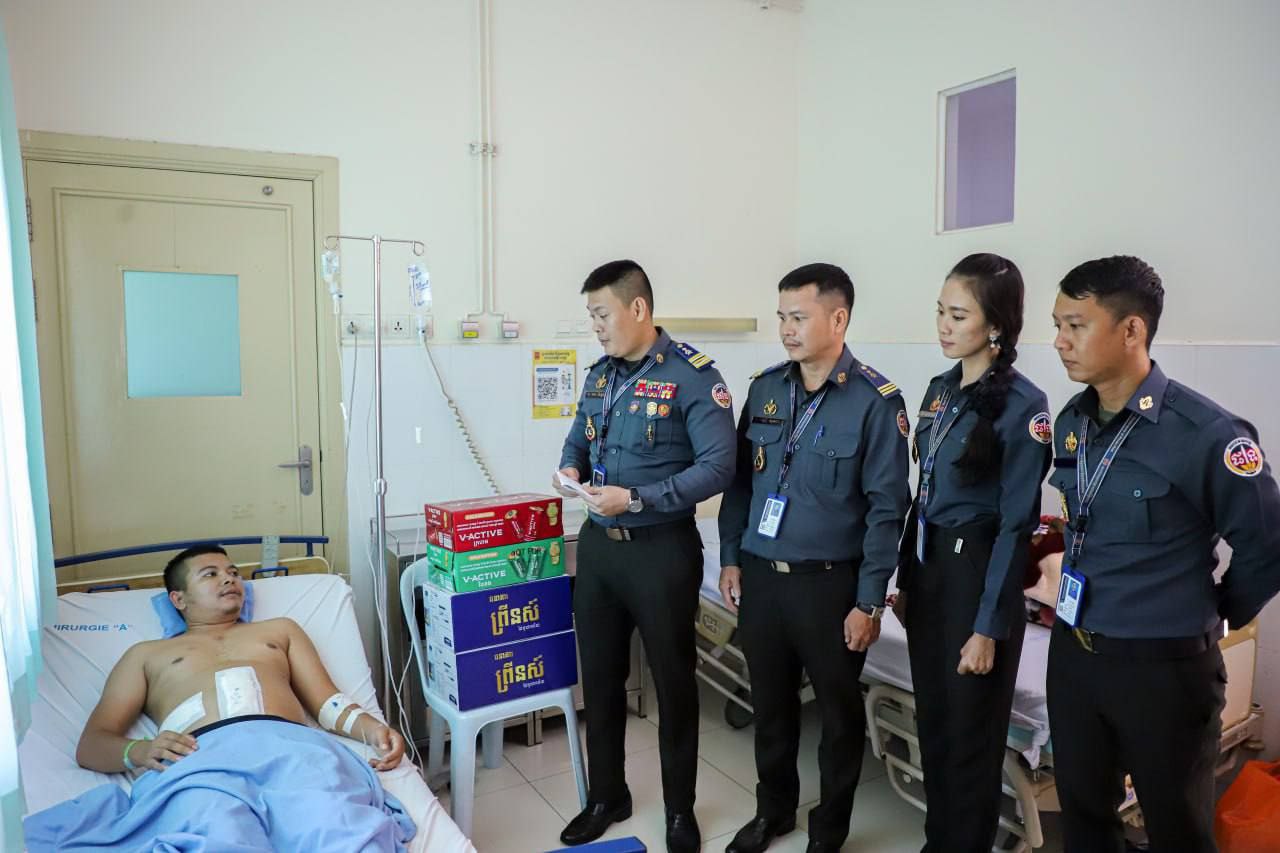 ក្រុមការងារ អាវុធហត្ថរាជធានីភ្នំពេញ នាំយកអំណោយចុះសួរសុខទុក្ខសមាជិកមានជំងឺរលាកពោះវៀនដុះខ្នែង កំពុងសម្រាកព្យាបាលនៅមន្ទីរពេទ្យ!