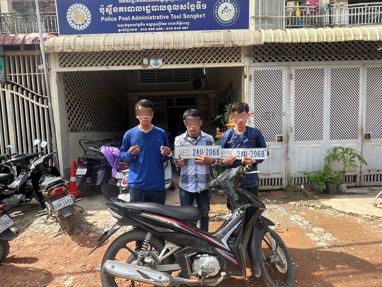 សមត្ថកិច្ចខណ្ឌឬស្សីកែវបានឃាត់ខ្លួនជនសង្ស័យចំនួន០៣នាក់ ករណីពាក់ព័ន្ធលួចកាច់ផ្លាកលេខរថយន្ត