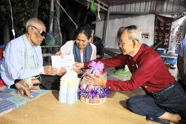 សម្តេចកិត្តិព្រឹទ្ធបណ្ឌិត ប៊ុន រ៉ានី ហ៊ុនសែន ចាត់តំណាង សួរសុខទុក្ខ និងផ្តល់ថវិកាដល់ព្រឹទ្ធាចារ្យ គង់ ណៃ