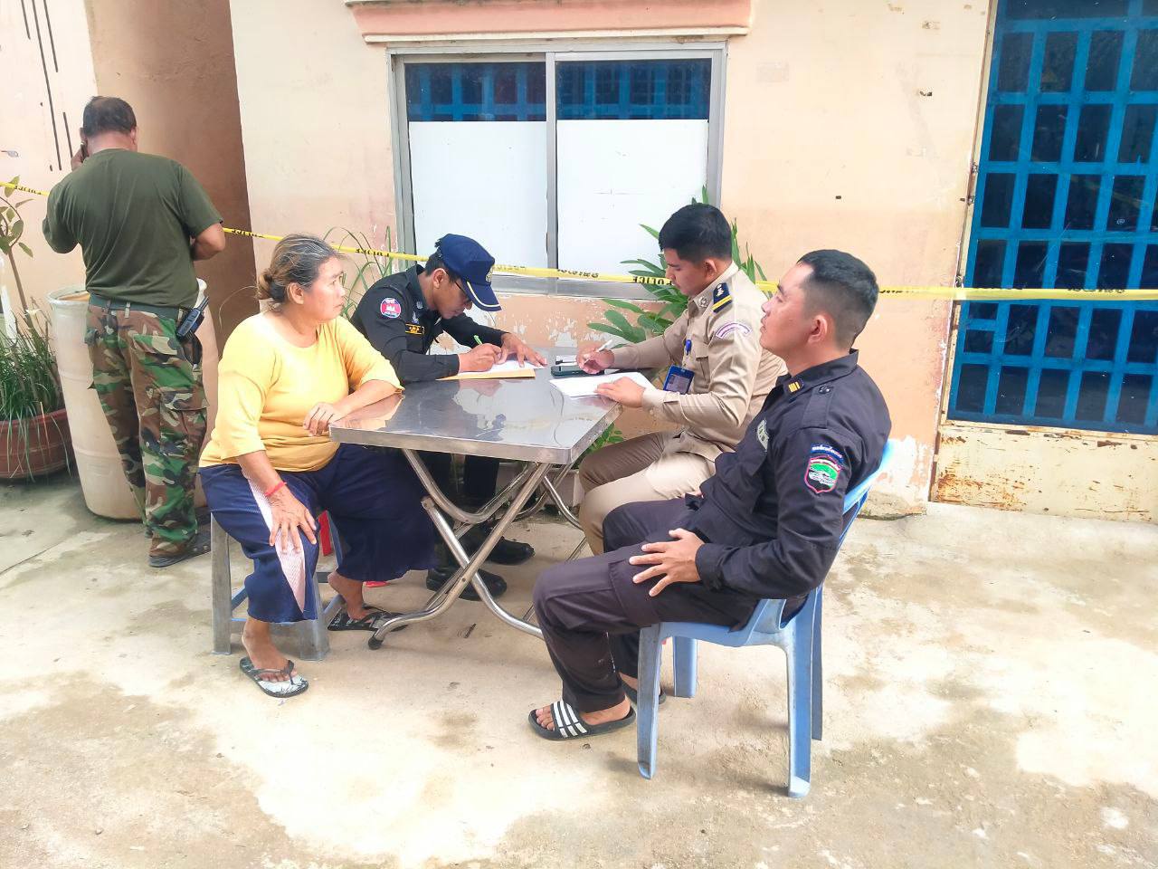 មន្ត្រីយោធាម្នាក់ឆាតប្រាប់ប្អូនស្រីឱ្យជួយមើលកូនរបស់គាត់ផង រួចហើយធ្វេីអត្តឃាតដោយចងកសម្លាប់ខ្លួន