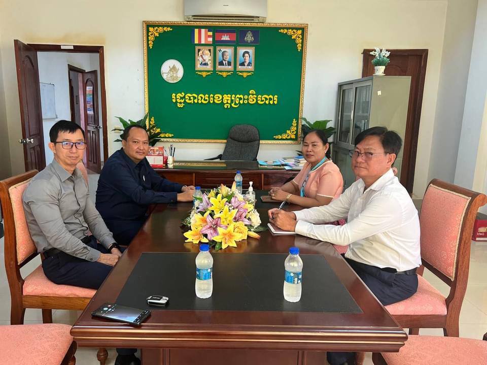 លោកវេជ្ជបណ្ឌិត ស៊ឹម ស៊ូយេង ទទួលបន្ទុកជួយពង្រឹងគុណភាពសេវាមណ្ឌលសុខភាពក្នុងខេត្តព្រះវិហារ បានចុះពិនិត្យមណ្ឌលសុខភាពចំនួន០៨ កន្លែង