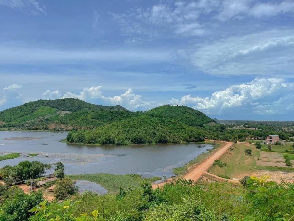 ផ្លូវកៅស៊ូតភ្ជាប់ពីផ្លូលជាតិលេខ ៣៣ទៅតំបន់កសិកទេសចរណ៍ មានសក្តានុពល ទៅភ្នំកូនសត្វ សាងសង់ជិតរួចរាល់ជាង៦គឺឡូម៉ែត្រ មានប្រជាពលរដ្ឋជិត២ម៉ឺននាក់ក្នុងស្រុកទឹកឈូ បានសប្បាយរីករាយ